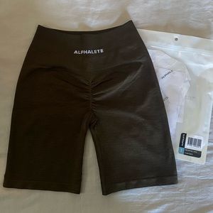 Alphalete Amplify Biker Short - Canteen